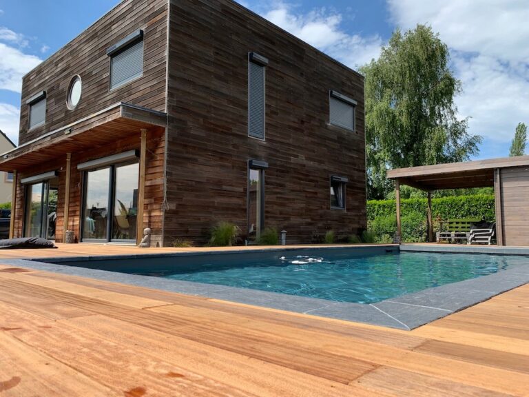 Piscine extérieure terrasse bois