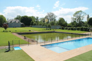 Piscine dans parc d'un château proche de Bayeux