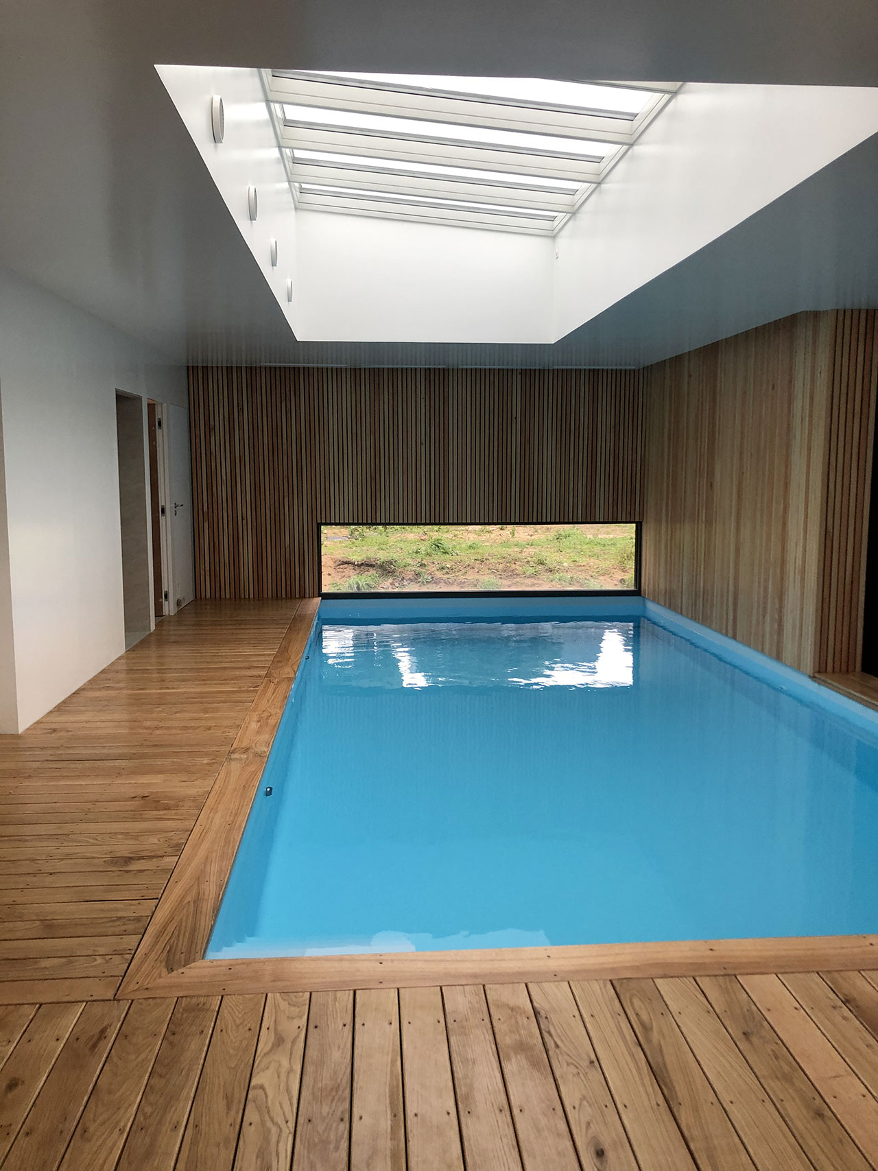 Piscine intérieure dans une extension de maison - Normandie Piscine
