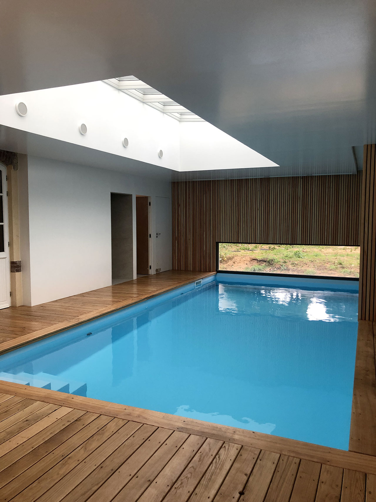 Piscine intérieure dans une extension de maison - Normandie Piscine