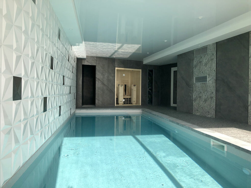 Piscine intérieure intégrée au projet global lors de la construction de ...