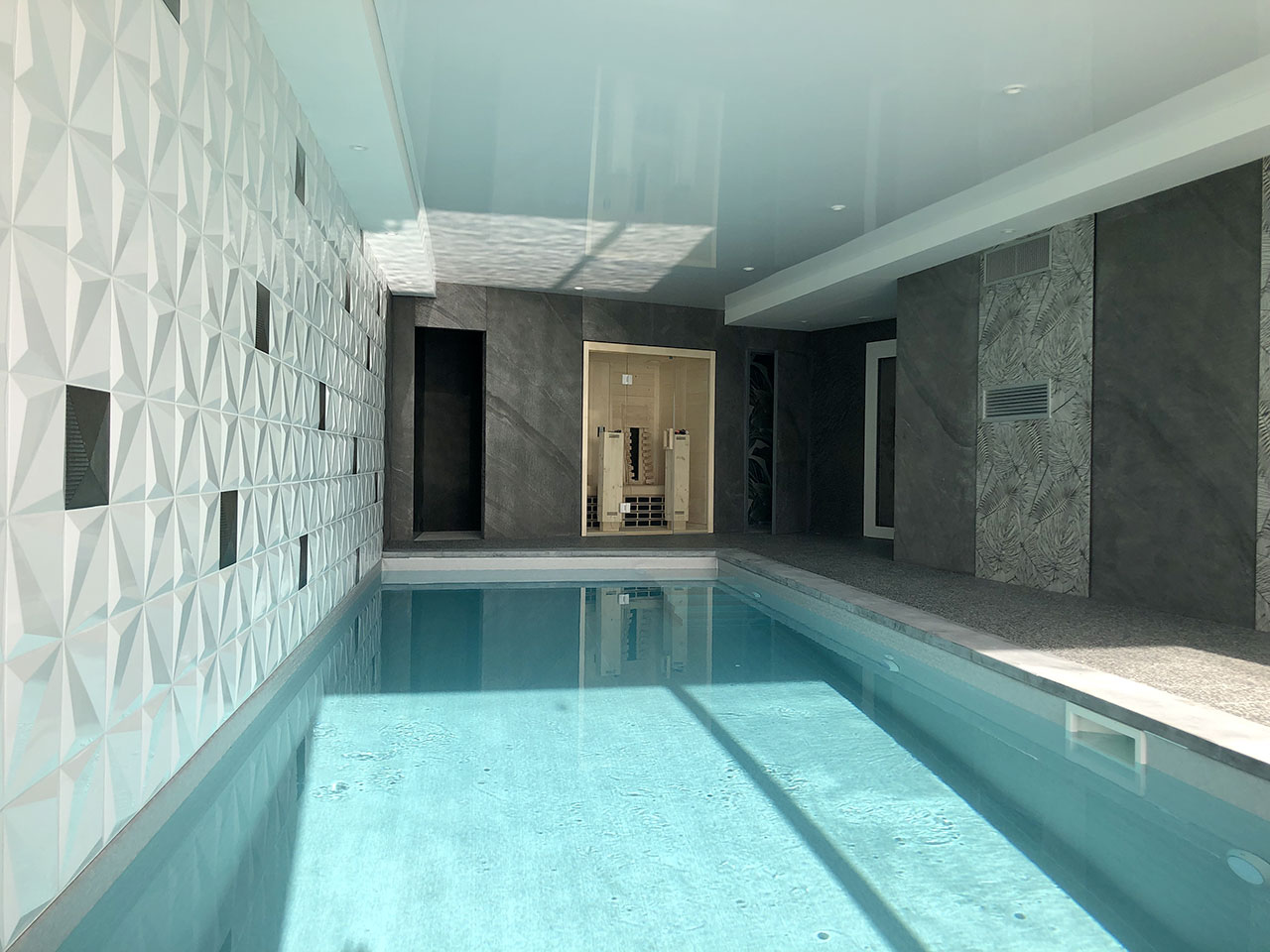 Piscine intérieure intégrée au projet global lors de la construction de ...