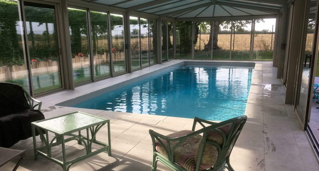 Piscine intérieure sous véranda - Normandie Piscine