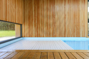 Piscine intérieure avec volet roulant fond de bassin
