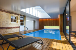 Piscine intérieur plancher chêne