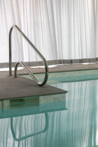 Main courante piscine intérieure