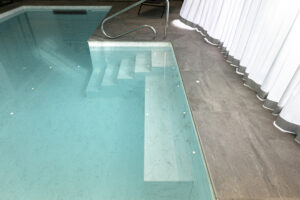 Piscine intérieure - Escalier et banquette massage sur mesure