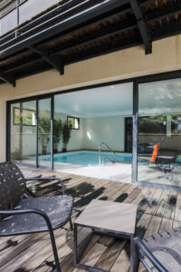 Piscine intérieure - Vu terrasse